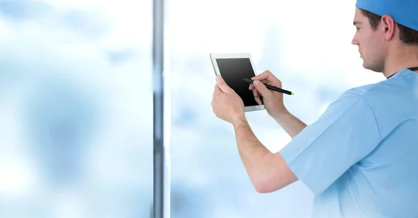 Compuesto Digital Male Doctor Holding Tablet — Foto de Stock