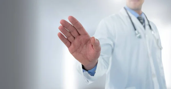 Composito Digitale Della Mano Del Medico Che Interagisce Con Tocco — Foto Stock