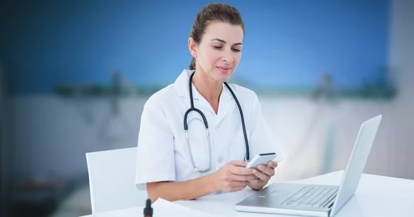 Compuesto Digital Médico Femenino Usando Teléfono —  Fotos de Stock