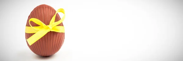 Sarı Şerit Sarılmış Çikolata Paskalya Yortusu Yumurta — Stok fotoğraf