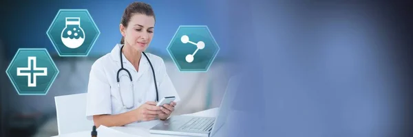 Bir Kadın Doktor Tıbbi Arabirimi Hexagon Simgelerle Telefon Kullanarak Dijital — Stok fotoğraf