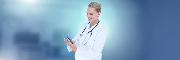 Digital Komposit Kvinnliga Läkare Håller Tablett — Stockfoto