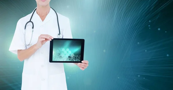 Bir Kadın Doktor Tablet Tutan Dijital Bileşik — Stok fotoğraf