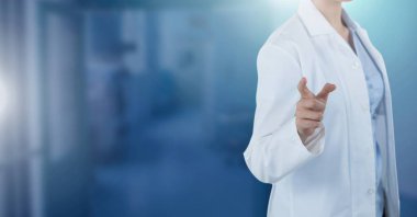 Bir kadın doktor hava dokunmatik ile etkileşim dijital bileşik