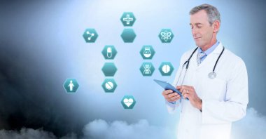 Bir erkek doktor tablet tıbbi arabirimi ile altıgen simgeler tutan dijital bileşik