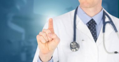 Bir erkek doktor hava dokunmatik ile etkileşim dijital bileşik