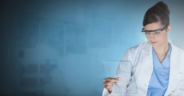 タブレットを保持している男性医師のデジタル合成 — ストック写真