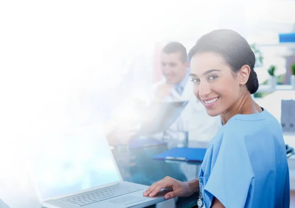 Compuesto Digital Mujer Médico Sosteniendo Tableta —  Fotos de Stock