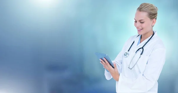 Ψηφιακός Σύνθετος Του Γυναικείου Γιατρού Κρατώντας Tablet — Φωτογραφία Αρχείου