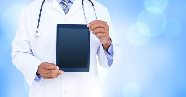 Compuesto Digital Male Doctor Holding Tablet — Foto de Stock