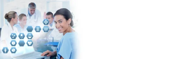 六角形のアイコン医療インターフェイスでタブレットを保持している女性医師のデジタル合成 — ストック写真