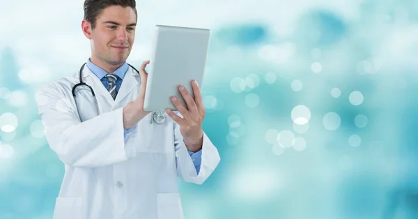 タブレットを保持している男性医師のデジタル合成 — ストック写真