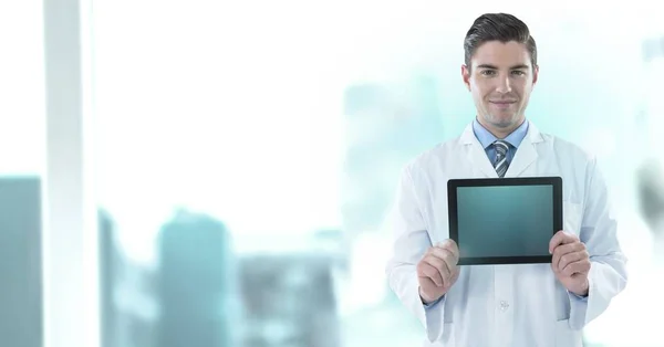 Compuesto Digital Male Doctor Holding Tablet — Foto de Stock