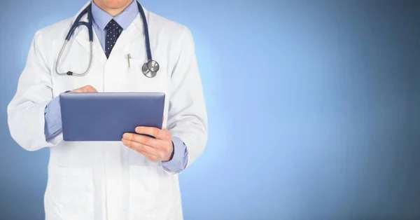 Bir Erkek Doktor Tablet Tutan Dijital Bileşik — Stok fotoğraf