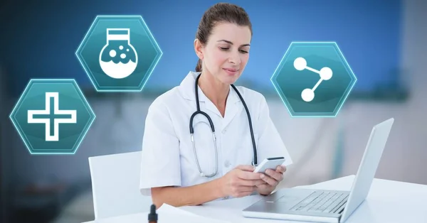 Bir Kadın Doktor Tıbbi Arabirimi Hexagon Simgelerle Telefon Kullanarak Dijital — Stok fotoğraf
