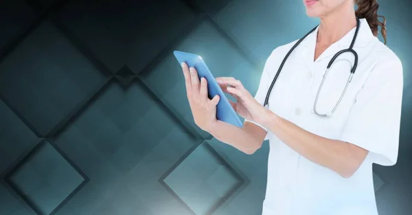 Bir Kadın Doktor Tablet Tutan Dijital Bileşik — Stok fotoğraf