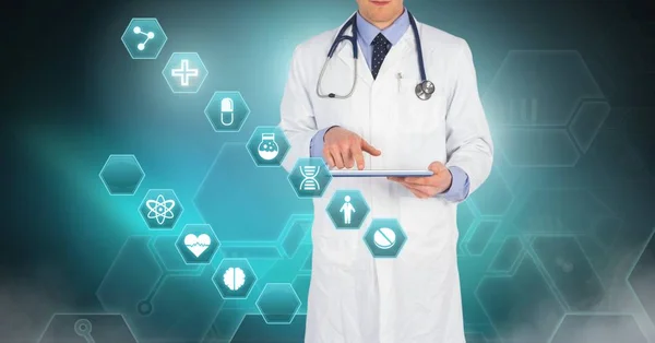 六角形のアイコン医療インターフェイスでタブレットを保持している男性医師のデジタル合成 — ストック写真