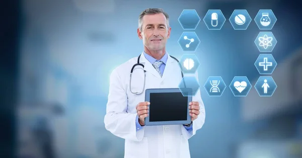 Composite Numérique Homme Médecin Tenant Tablette Avec Interface Médicale Hexagone — Photo