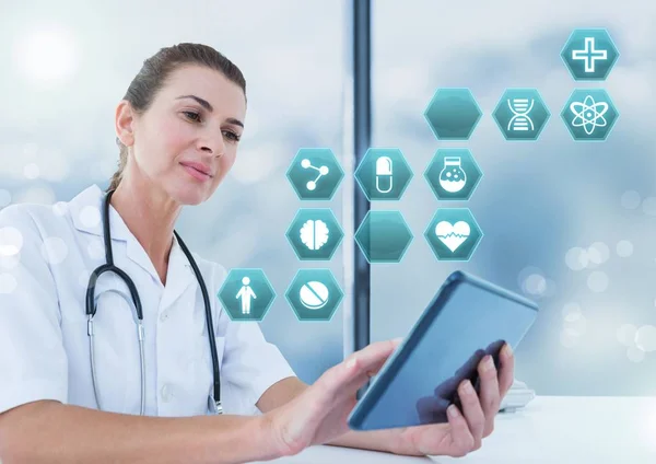 Compuesto Digital Doctor Femenino Sosteniendo Tableta Con Iconos Del Hexágono — Foto de Stock