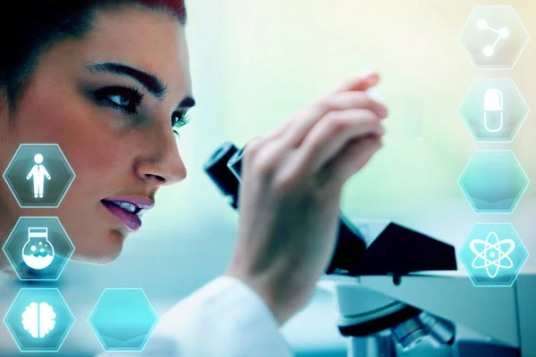 Geneeskunde Symbolen Tegen Jonge Vrouw Zoek Naar Een Microscoopglaasje — Stockfoto