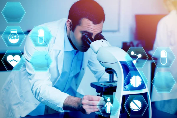 Simboli Medecine Contro Studente Scienze Guardando Attraverso Microscopio — Foto Stock