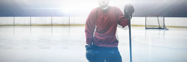 冰球运动员与冰球棍子在冰竞技场 — 图库照片