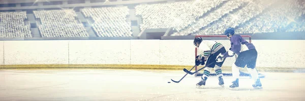 冰球运动员在冰舞台上玩曲棍球 — 图库照片