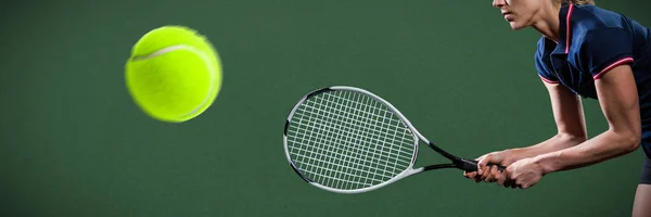 Теннисист Играет Теннис Ракеткой Зеленом Фоне — стоковое фото