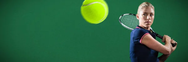 テニス ラケットとテニスを緑の背景 — ストック写真