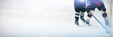 Hokey oyuncuları hokey oynamak üzerinde Ice arena 
