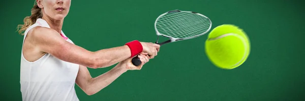 緑の背景にラケットとテニス選手 — ストック写真