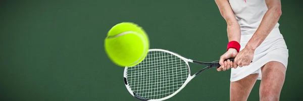 Tenis Raketi Ile Yeşil Arka Planı Oynamaya Atlet — Stok fotoğraf