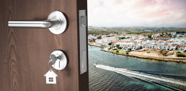 Dijital bir plaj manzarasına karşı anahtar ile kahverengi kapı görüntüsü oluşturulan