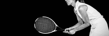 Tenis raket ile beyaz arka plan üzerinde oynamaya atlet