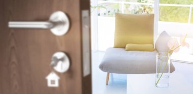 Dijital olarak evde Vazoda Çiçekler karşı anahtar ile kahverengi kapı görüntüsü oluşturulan