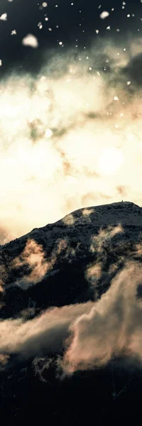 Schnee Fällt Gegen Von Wolken Umgebene Bergspitze — Stockfoto