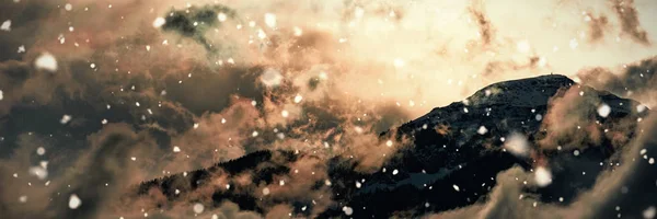 Snow Falling Mountain Top Surrounded Clouds — Stock Photo, Image