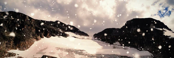 Sneeuw Vallen Tegen Gletsjer Rotsachtige Berg — Stockfoto