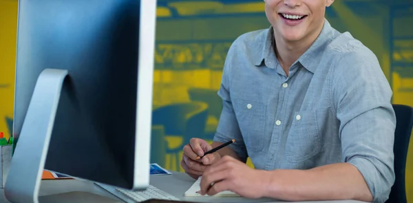 オフィスのインテリアに対して白い背景に デスクでコンピューターを使用して実業家の肖像画 — ストック写真