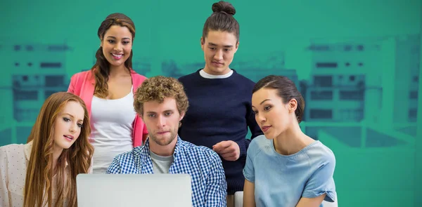 Selbstbewusste Geschäftsleute Diskutieren Schreibtisch Über Laptop Gegen Modernes Büro — Stockfoto