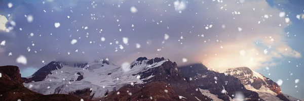 Schöner Schneebedeckter Berg Einem Sonnigen Tag — Stockfoto