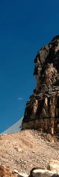 Όμορφο Βράχο Στο Βουνό Μια Ηλιόλουστη Ημέρα — Φωτογραφία Αρχείου