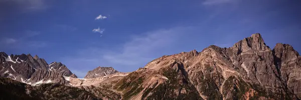 Schöne Bergketten Einem Sonnigen Tag — Stockfoto