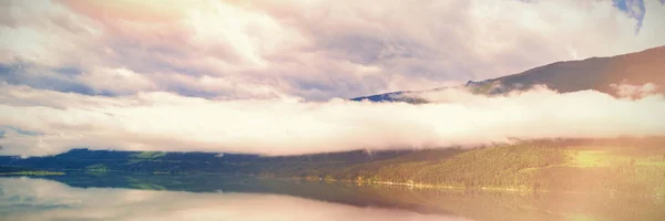 Schöne Aussicht Auf Weiße Wolken Die Sich Fluss Inmitten Grüner — Stockfoto