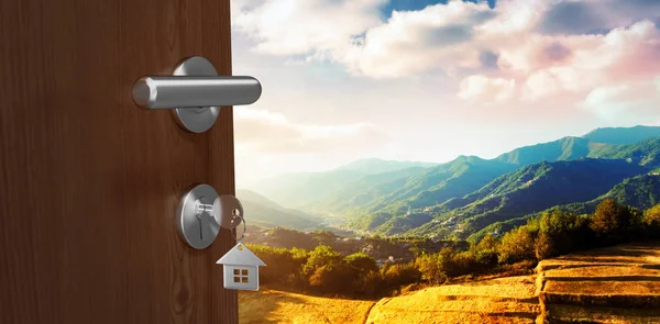 Dijital olarak buğday alanında dağ karşı evin anahtarı ile kahverengi kapı görüntüsü oluşturulan