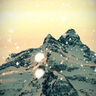 Güzel karla kaplı dağlar karşı düşen kar