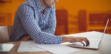 Modern ofis karşı masada otururken dizüstü kullanarak iş adamı