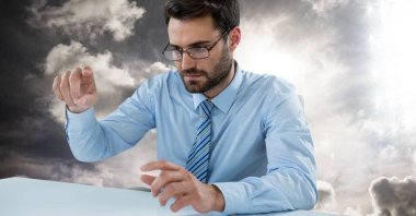 Adamın hayali nesne içinde gök dokunmadan dijital bileşik