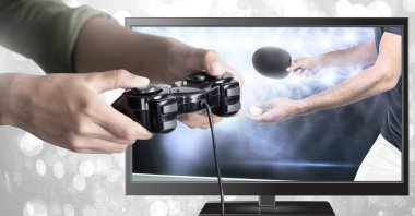 Masa Tenisi oyun denetleyicisi televizyonda holding eller dijital bileşik