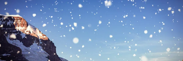 Snow Falling Snow Capped Mountain Sunny Day — Stock Photo, Image